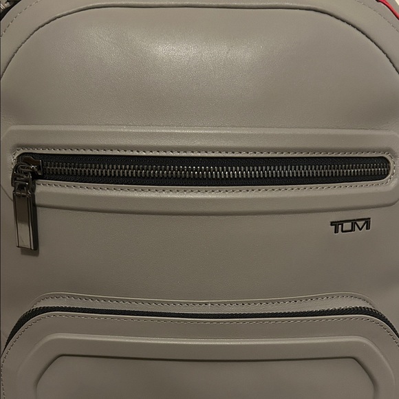 TUMI taupe gray Men’s Warren Backpack 100%leather 17x12x5 and laptop section - Picture 5 of 5